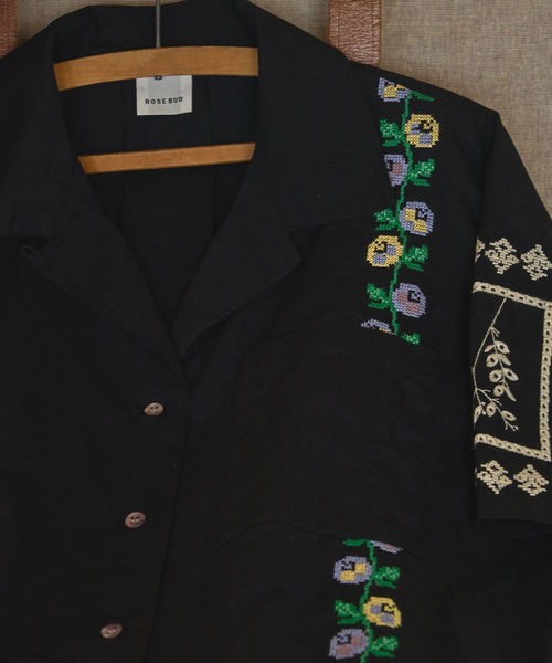 ROSE BUD（ローズバッド）の「FLOWER EMBROIDARY SHIRT（シャツ/ブラウス・レディース・ブラック/ホワイト・ONE SIZE）」の4枚目の写真
