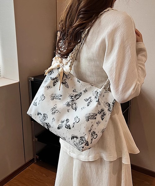 aimoha(アイモハ)の「バタフライプリントショルダーバッグ(ショルダーバッグ・レディース・ブラック/グレー/ピンク/ベージュ・FREE)」の1枚目の写真