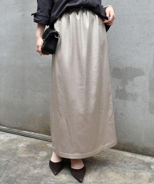 le.coeur blanc（ルクールブラン）の「《手洗い可能》シャイニーナロースカート（スカート・レディース・グレイッシュベージュ/ブラウン・38）」の2枚目の写真
