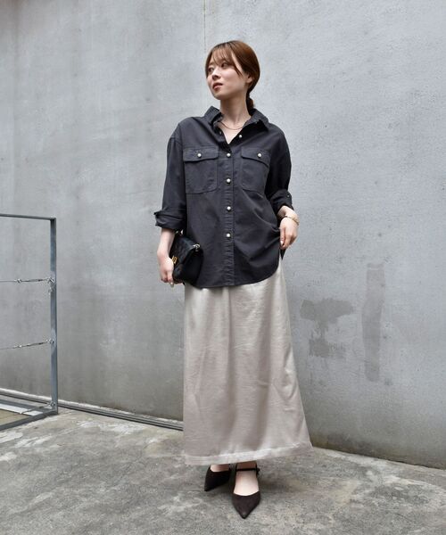 le.coeur blanc（ルクールブラン）の「《手洗い可能》シャイニーナロースカート（スカート・レディース・グレイッシュベージュ/ブラウン・38）」の4枚目の写真