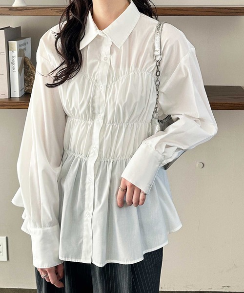 GeeRA(ジーラ)の「ビスチェ見えペプラム裾シャーリングシャツ(シャツ/ブラウス・レディース・オフホワイト/ブルー/ブラック・MEDIUM/LARGE)」の2枚目の写真
