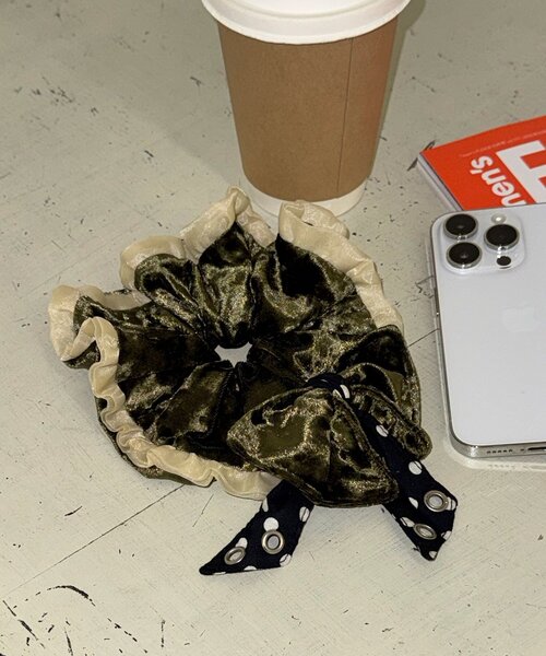 CIAOPANIC(チャオパニック)の「【Me+Me/ミープラスミー】ベロアドットリボンシュシュ(その他小物・レディース・カーキ/グレー・ONE SIZE)」の2枚目の写真