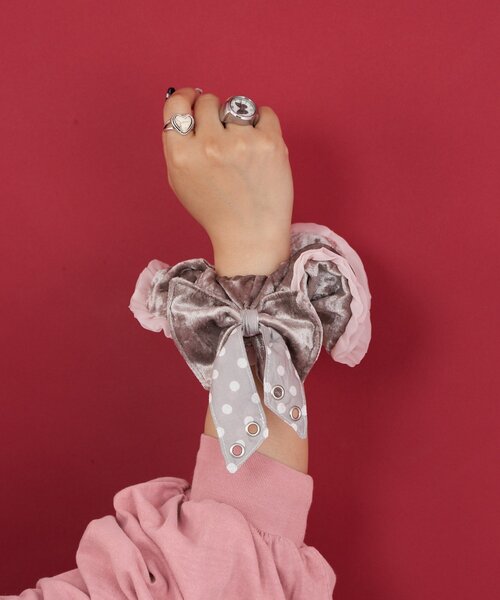 CIAOPANIC(チャオパニック)の「【Me+Me/ミープラスミー】ベロアドットリボンシュシュ(その他小物・レディース・カーキ/グレー・ONE SIZE)」の4枚目の写真