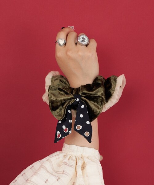 CIAOPANIC(チャオパニック)の「【Me+Me/ミープラスミー】ベロアドットリボンシュシュ(その他小物・レディース・カーキ/グレー・ONE SIZE)」の11枚目の写真