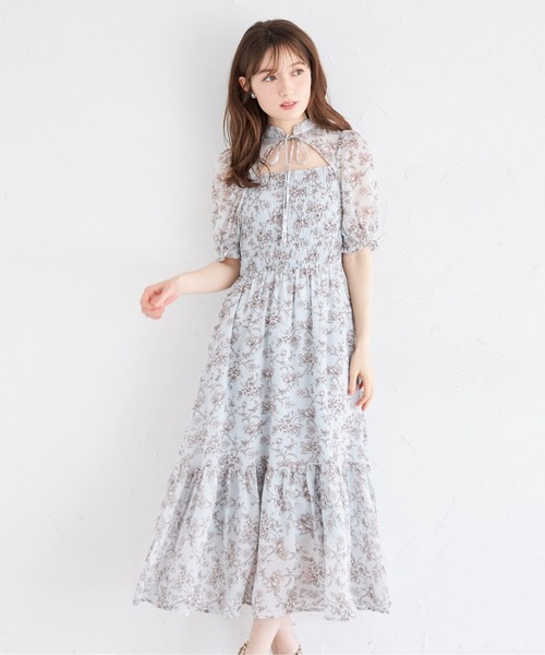 tocco closet（トッコ　クローゼット）の「リボン付きオープンデコルテシャーリングフラワートワルドジュイプリントワンピース（ワンピース・レディース・ブルー/オフホワイト・M）」の2枚目の写真