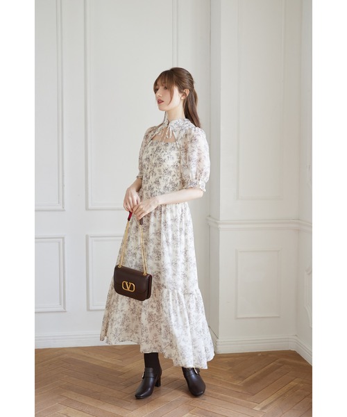 tocco closet（トッコ　クローゼット）の「リボン付きオープンデコルテシャーリングフラワートワルドジュイプリントワンピース（ワンピース・レディース・ブルー/オフホワイト・M）」の5枚目の写真