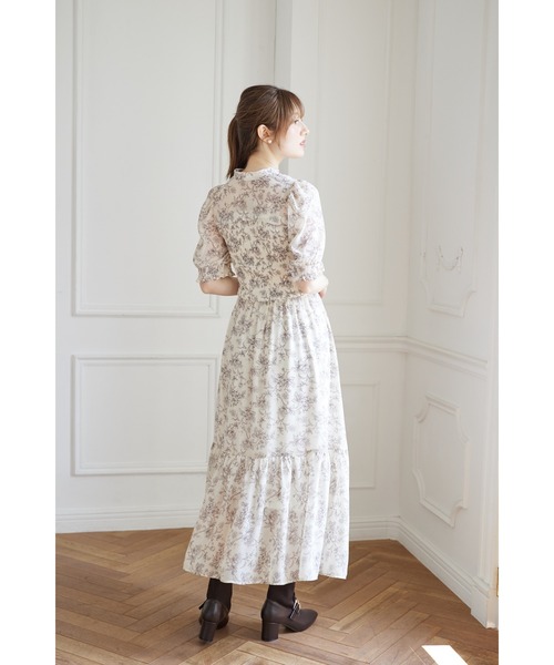tocco closet（トッコ　クローゼット）の「リボン付きオープンデコルテシャーリングフラワートワルドジュイプリントワンピース（ワンピース・レディース・ブルー/オフホワイト・M）」の6枚目の写真