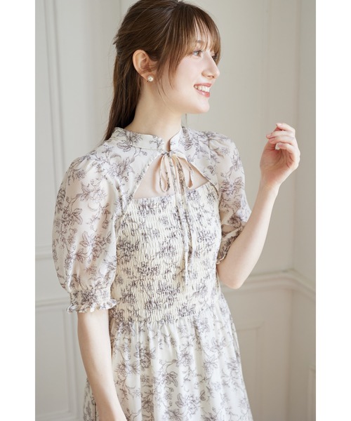 tocco closet（トッコ　クローゼット）の「リボン付きオープンデコルテシャーリングフラワートワルドジュイプリントワンピース（ワンピース・レディース・ブルー/オフホワイト・M）」の9枚目の写真