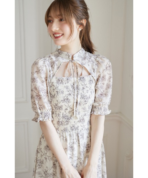 tocco closet（トッコ　クローゼット）の「リボン付きオープンデコルテシャーリングフラワートワルドジュイプリントワンピース（ワンピース・レディース・ブルー/オフホワイト・M）」の7枚目の写真