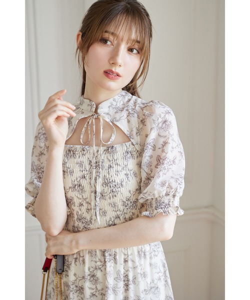 tocco closet（トッコ　クローゼット）の「リボン付きオープンデコルテシャーリングフラワートワルドジュイプリントワンピース（ワンピース・レディース・ブルー/オフホワイト・M）」の8枚目の写真
