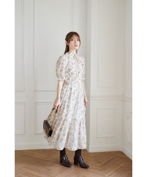tocco closet（トッコ　クローゼット）の「リボン付きオープンデコルテシャーリングフラワートワルドジュイプリントワンピース（ワンピース・レディース・ブルー/オフホワイト・M）」の4枚目の写真