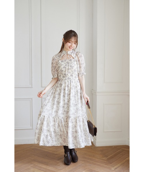 tocco closet（トッコ　クローゼット）の「リボン付きオープンデコルテシャーリングフラワートワルドジュイプリントワンピース（ワンピース・レディース・ブルー/オフホワイト・M）」の3枚目の写真