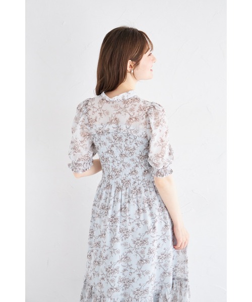 tocco closet（トッコ　クローゼット）の「リボン付きオープンデコルテシャーリングフラワートワルドジュイプリントワンピース（ワンピース・レディース・ブルー/オフホワイト・M）」の19枚目の写真