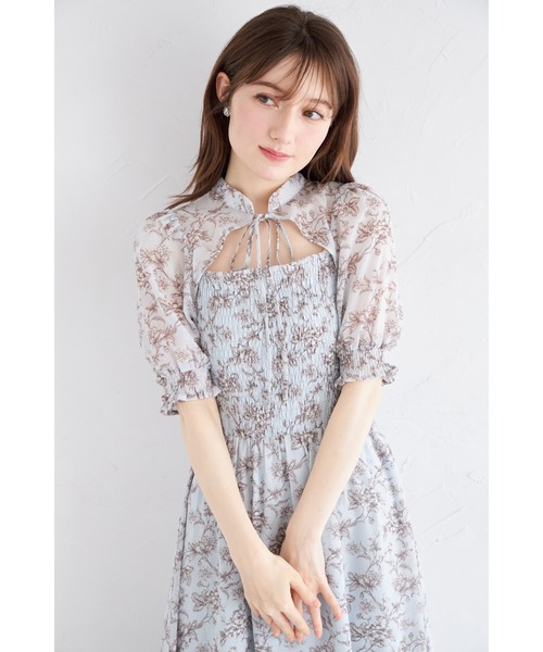 tocco closet（トッコ　クローゼット）の「リボン付きオープンデコルテシャーリングフラワートワルドジュイプリントワンピース（ワンピース・レディース・ブルー/オフホワイト・M）」の17枚目の写真