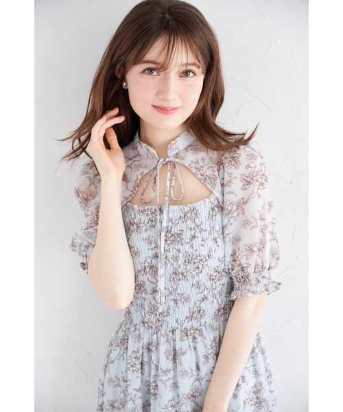 tocco closet（トッコ　クローゼット）の「リボン付きオープンデコルテシャーリングフラワートワルドジュイプリントワンピース（ワンピース・レディース・ブルー/オフホワイト・M）」の18枚目の写真