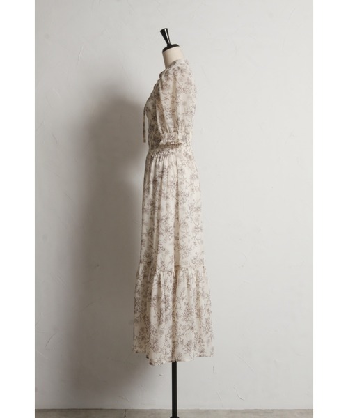 tocco closet（トッコ　クローゼット）の「リボン付きオープンデコルテシャーリングフラワートワルドジュイプリントワンピース（ワンピース・レディース・ブルー/オフホワイト・M）」の22枚目の写真