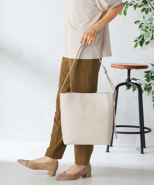 a.v.v（アーヴェヴェ）の「ワンハンドルA4トート（トートバッグ・レディース・ブラック/グレー系その他・38）」の3枚目の写真