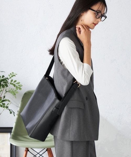 a.v.v（アーヴェヴェ）の「ワンハンドルA4トート（トートバッグ・レディース・ブラック/グレー系その他・38）」の8枚目の写真