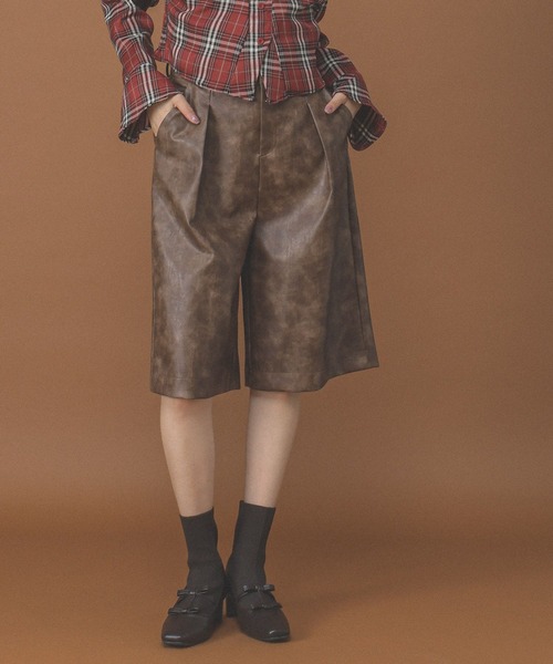3.3 Field Trip （3.3フィールドトリップ）の「3.3 Field Trip／フェイクレザーハーフパンツ（その他パンツ・レディース・ブラック/ブラウン・MEDIUM/SMALL）」の7枚目の写真