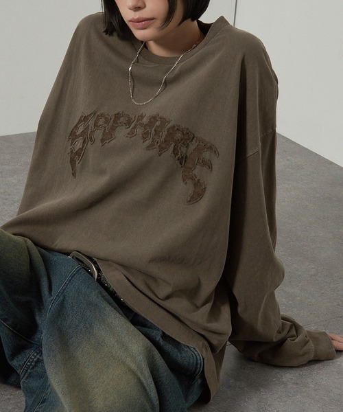 Alfred Alex（アルフレッドアレックス）の「【Alfred Alex】ヴィンテージ加工ピグメントロゴパッチロンT（Tシャツ/カットソー・メンズ・ブラック系/ブルー系/ダークブラウン/ブラック/ワイン/グレイッシュブルー・M/L）」の3枚目の写真