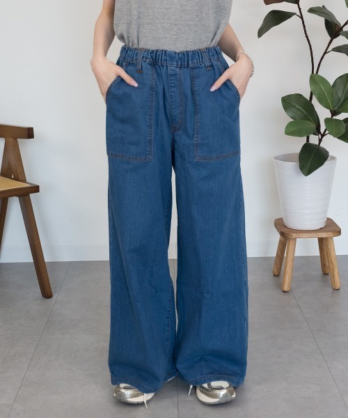 RCD(アールシーディー)の「ウエストゴムストレッチデニムベイカーパンツ(その他パンツ・レディース・ライトインディゴブルー/ワンウォッシュ/ブルー・M/LL/4L/L/3L)」の2枚目の写真