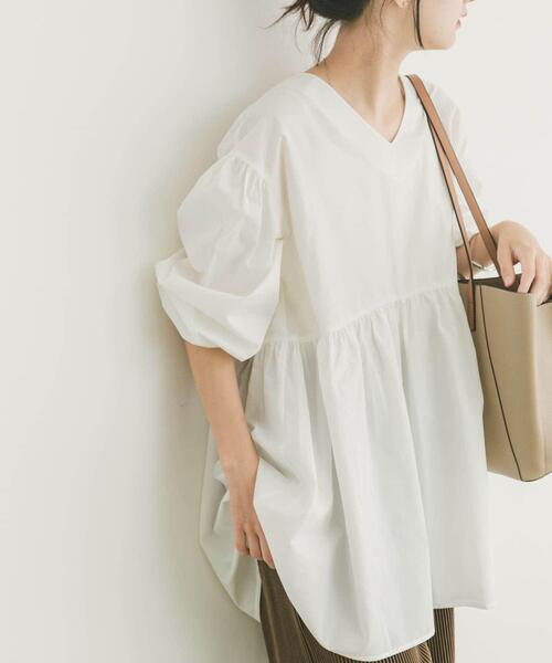 ITEMS URBANRESEARCH(アイテムズ アーバンリサーチ)の「Vネックボリュームスリーブブラウス(シャツ/ブラウス・レディース・ブラック/ホワイト/ベージュ・FREE)」の2枚目の写真
