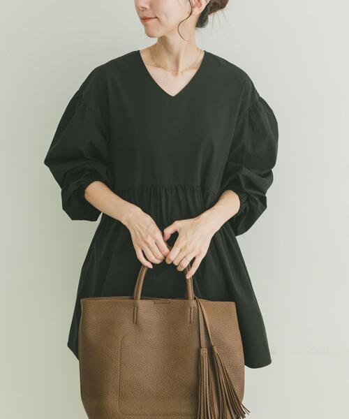 ITEMS URBANRESEARCH(アイテムズ アーバンリサーチ)の「Vネックボリュームスリーブブラウス(シャツ/ブラウス・レディース・ブラック/ホワイト/ベージュ・FREE)」の4枚目の写真