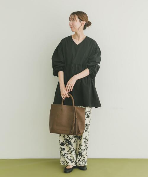 ITEMS URBANRESEARCH(アイテムズ アーバンリサーチ)の「Vネックボリュームスリーブブラウス(シャツ/ブラウス・レディース・ブラック/ホワイト/ベージュ・FREE)」の5枚目の写真