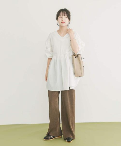 ITEMS URBANRESEARCH(アイテムズ アーバンリサーチ)の「Vネックボリュームスリーブブラウス(シャツ/ブラウス・レディース・ブラック/ホワイト/ベージュ・FREE)」の11枚目の写真