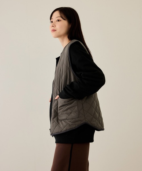NAVY（ネイビー）の「NAVY ボア×タフタ リバーシブルZIPベスト【保温 撥水】（ベスト・レディース・オリーブ/ベージュ/グレー・FREE）」の17枚目の写真