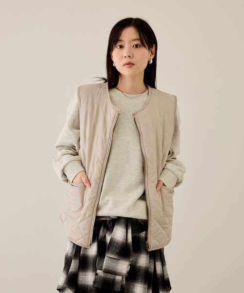 NAVY（ネイビー）の「NAVY ボア×タフタ リバーシブルZIPベスト【保温 撥水】（ベスト・レディース・オリーブ/ベージュ/グレー・FREE）」の20枚目の写真
