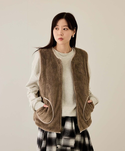 NAVY（ネイビー）の「NAVY ボア×タフタ リバーシブルZIPベスト【保温 撥水】（ベスト・レディース・オリーブ/ベージュ/グレー・FREE）」の22枚目の写真