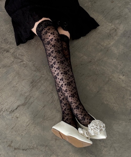 idem(イデム)の「flower lace knee-highs / レースソックス(ソックス/靴下・レディース・ブラック/アイボリー・FREE)」の2枚目の写真