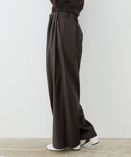 UNITED TOKYO（ユナイテッドトウキョウ）の「Super120s Wool Relax Trousers｜ストレッチ/細見え（スラックス・レディース・ダークブラウン/グレー/ブラック/カーキ・1/2）」の16枚目の写真