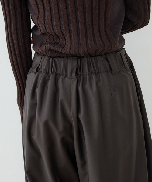 UNITED TOKYO（ユナイテッドトウキョウ）の「Super120s Wool Relax Trousers｜ストレッチ/細見え（スラックス・レディース・ダークブラウン/グレー/ブラック/カーキ・1/2）」の21枚目の写真