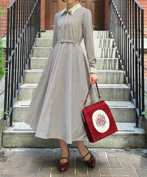 an another angelus(アンアナザーアンジェラス)の「リボンタイ付きクレリックサーキュラーワンピース/fint フィント(ワンピース・レディース・ライトグレー/チャコールグレー・FREE)」の6枚目の写真