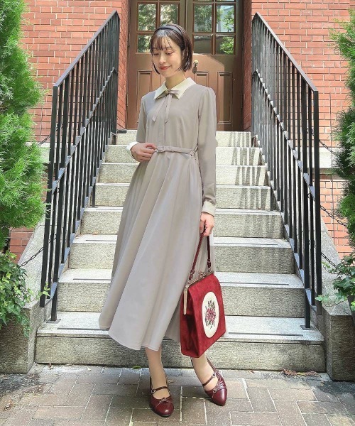 an another angelus(アンアナザーアンジェラス)の「リボンタイ付きクレリックサーキュラーワンピース/fint フィント(ワンピース・レディース・ライトグレー/チャコールグレー・FREE)」の4枚目の写真