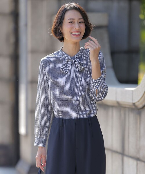 J.PRESS(ジェイプレス)の「ジーナ梨地 幾何プリント ブラウス(シャツ/ブラウス・レディース・ネイビー系3・F)」の1枚目の写真