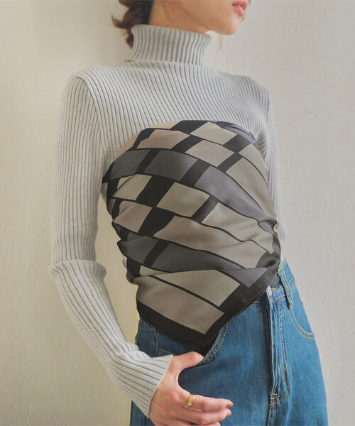 KOBE LETTUCE(コウベレタス)の「70×70サイズ 大判スカーフ(バンダナ/スカーフ・レディース・ホワイト系1/ホワイト系/オレンジ系/ブルー系/ブラック系・FREE)」の4枚目の写真