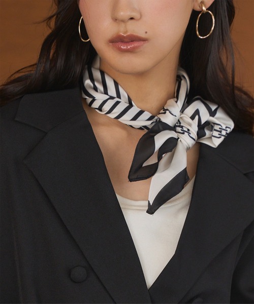 KOBE LETTUCE(コウベレタス)の「70×70サイズ 大判スカーフ(バンダナ/スカーフ・レディース・ホワイト系1/ホワイト系/オレンジ系/ブルー系/ブラック系・FREE)」の3枚目の写真