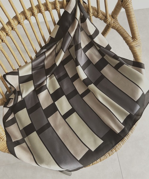 KOBE LETTUCE(コウベレタス)の「70×70サイズ 大判スカーフ(バンダナ/スカーフ・レディース・ホワイト系1/ホワイト系/オレンジ系/ブルー系/ブラック系・FREE)」の8枚目の写真