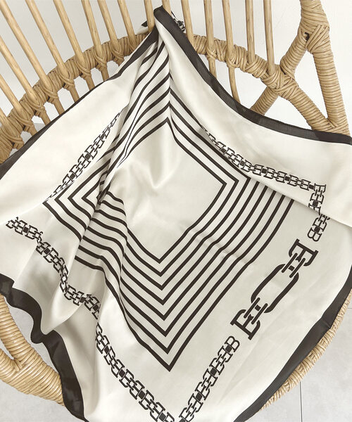 KOBE LETTUCE(コウベレタス)の「70×70サイズ 大判スカーフ(バンダナ/スカーフ・レディース・ホワイト系1/ホワイト系/オレンジ系/ブルー系/ブラック系・FREE)」の21枚目の写真