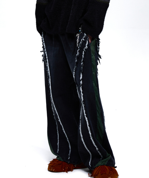 RSSC(アールエスエスシー)の「CURVY INCISION WIDE DENIM PANTS - BLACK(デニムパンツ・メンズ・ブラック・1/2)」の1枚目の写真
