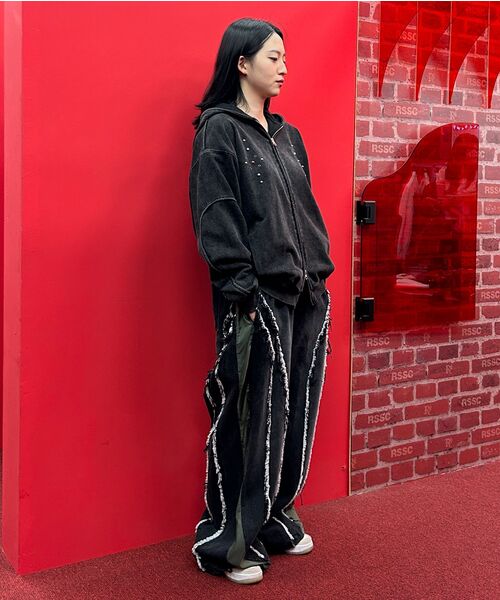 RSSC(アールエスエスシー)の「CURVY INCISION WIDE DENIM PANTS - BLACK(デニムパンツ・メンズ・ブラック・1/2)」の14枚目の写真