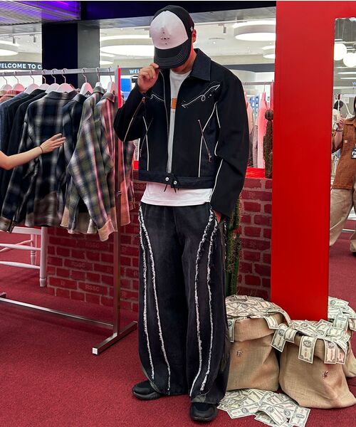 RSSC(アールエスエスシー)の「CURVY INCISION WIDE DENIM PANTS - BLACK(デニムパンツ・メンズ・ブラック・1/2)」の15枚目の写真