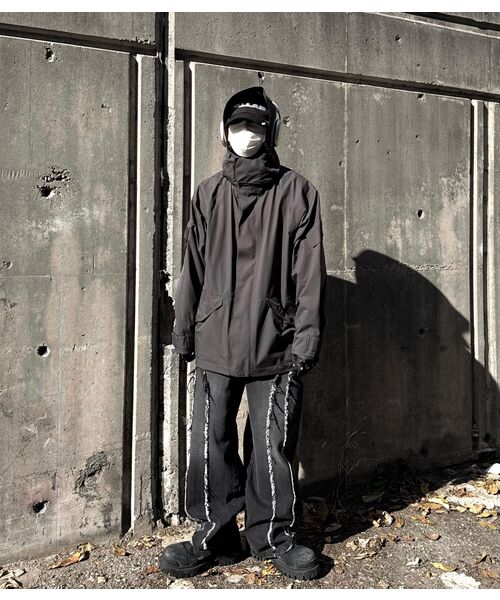 RSSC（アールエスエスシー）の「CURVY INCISION WIDE DENIM PANTS - BLACK（デニムパンツ・レディース・ブラック・1/2）」の2枚目の写真