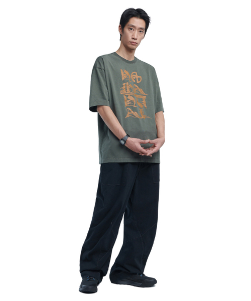 NOMANUAL（NOMANUAL）の「BLACK LETTER T-SHIRT - KHAKI（Tシャツ/カットソー・レディース・その他・SMALL/MEDIUM/LARGE/X-LARGE）」の2枚目の写真