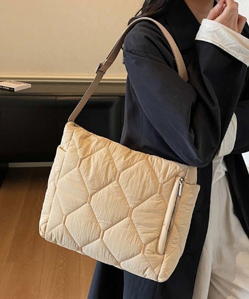 by LEGNA(バイレグナ)の「キルティングショルダーバッグ(ショルダーバッグ・レディース・パープル/アイボリー/ブラック/グレー/ベージュ・FREE)」の1枚目の写真