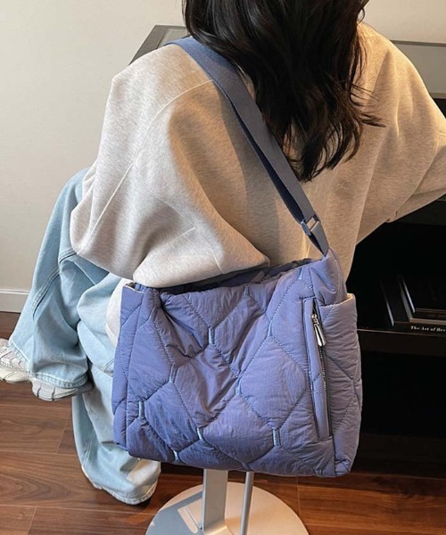 by LEGNA(バイレグナ)の「キルティングショルダーバッグ(ショルダーバッグ・レディース・パープル/アイボリー/ブラック/グレー/ベージュ・FREE)」の5枚目の写真
