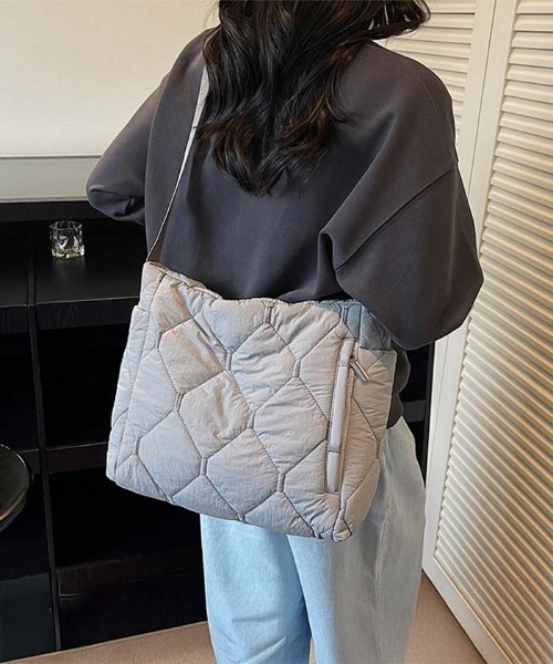 by LEGNA(バイレグナ)の「キルティングショルダーバッグ(ショルダーバッグ・レディース・パープル/アイボリー/ブラック/グレー/ベージュ・FREE)」の13枚目の写真